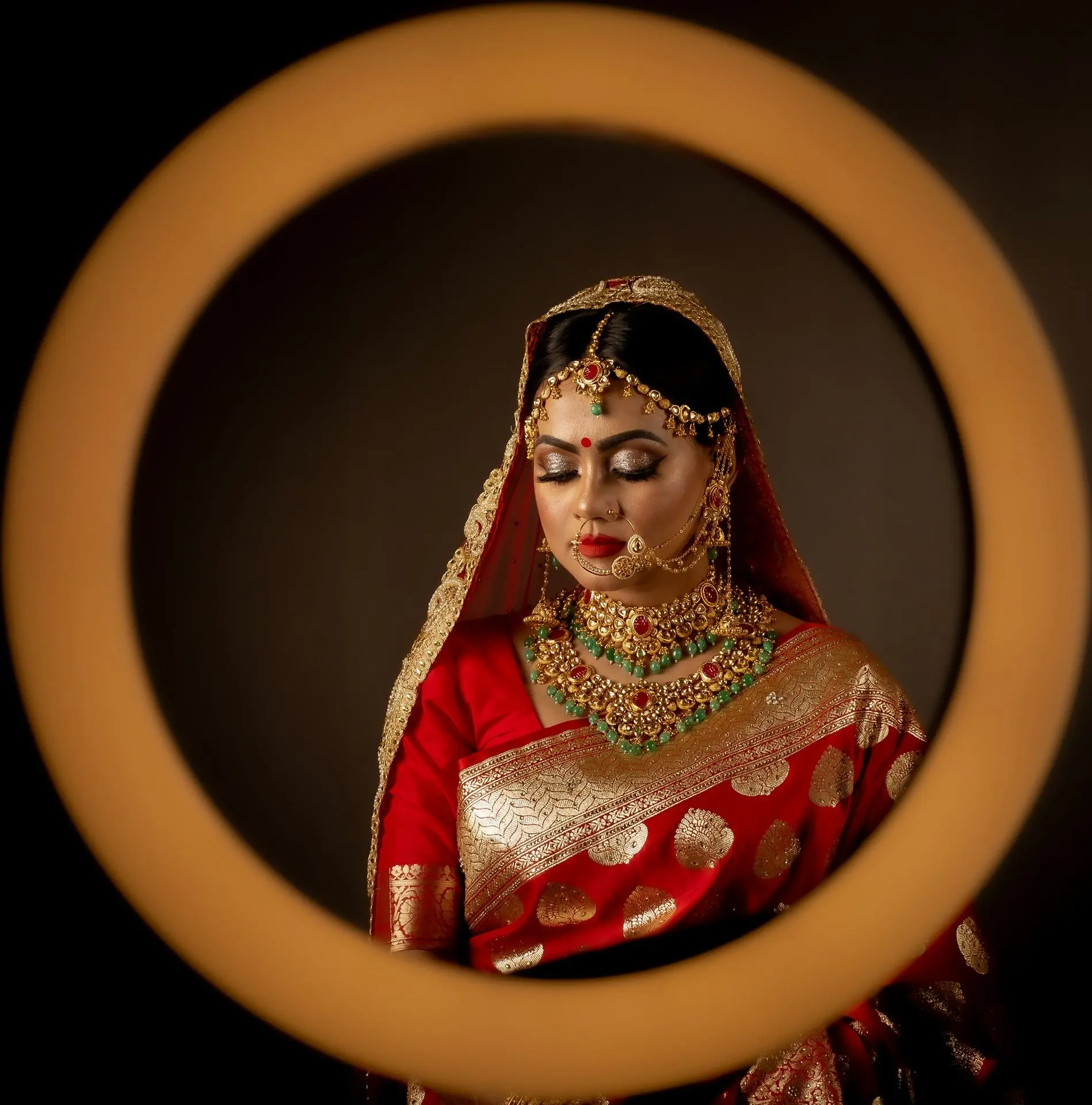Bridal jewellery set for woman in red and gold