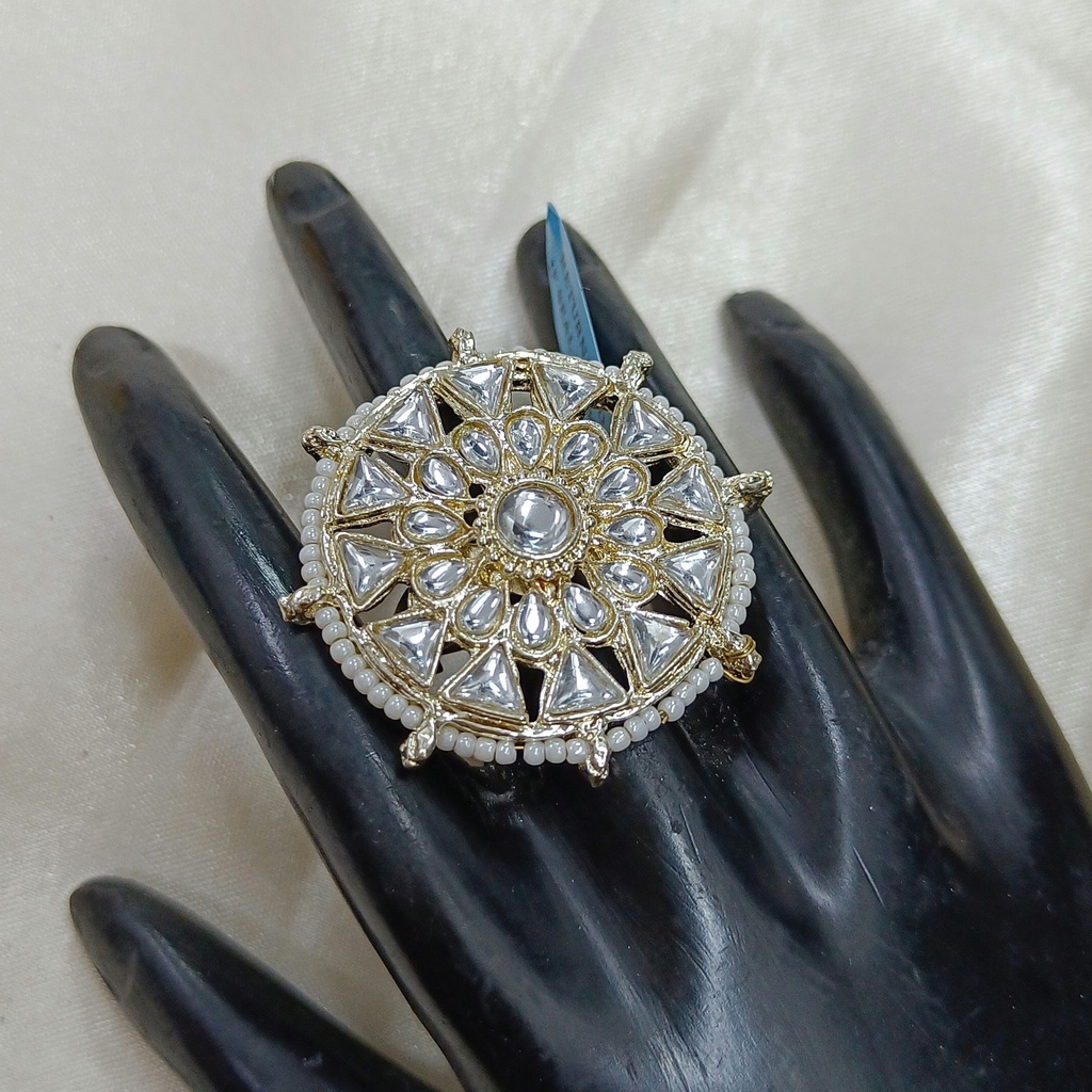 [Ring 16] Artisan Boutique Charming Kundan Ring
